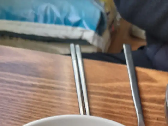 식탁 위의 젓가락과 포크