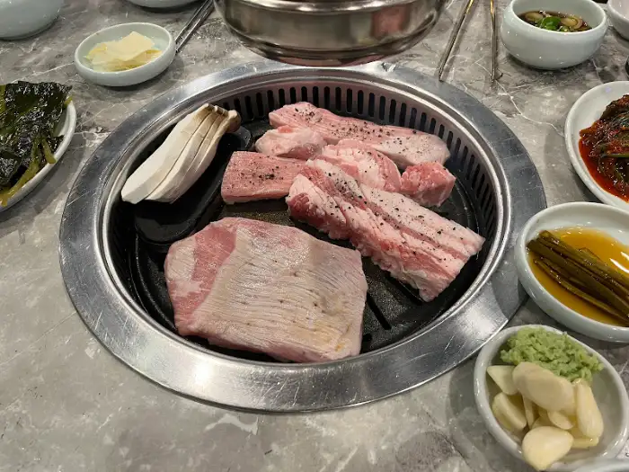 맛있는 밑반찬과 고기