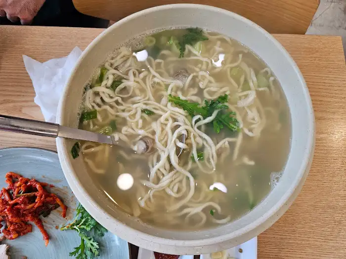 동죽 조개가 듬뿍 들어간 칼국수