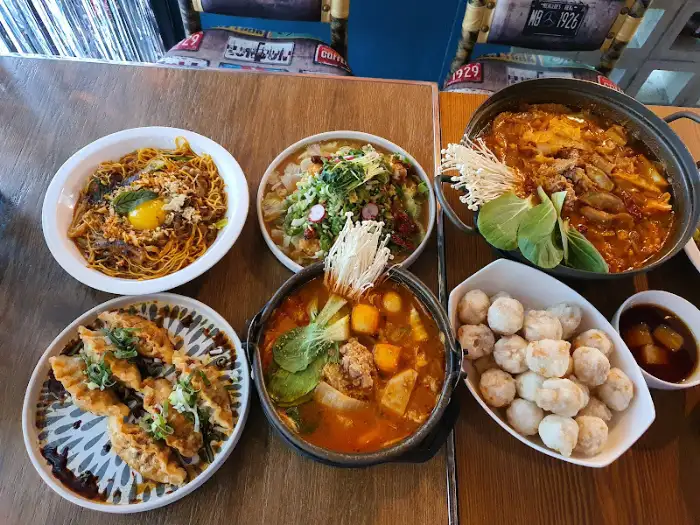 다양한 종류의 면 요리와 덤플링, 탕 요리