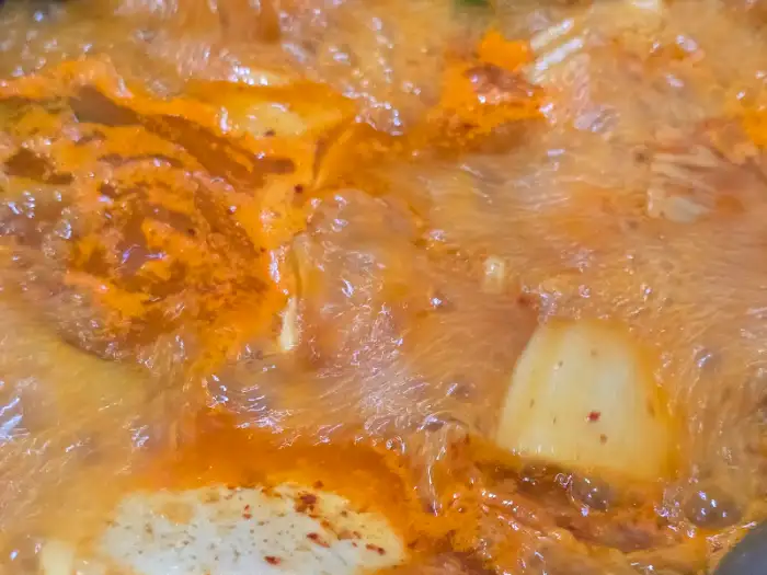 김치찌개가 끓고 있는 클로즈업 모습