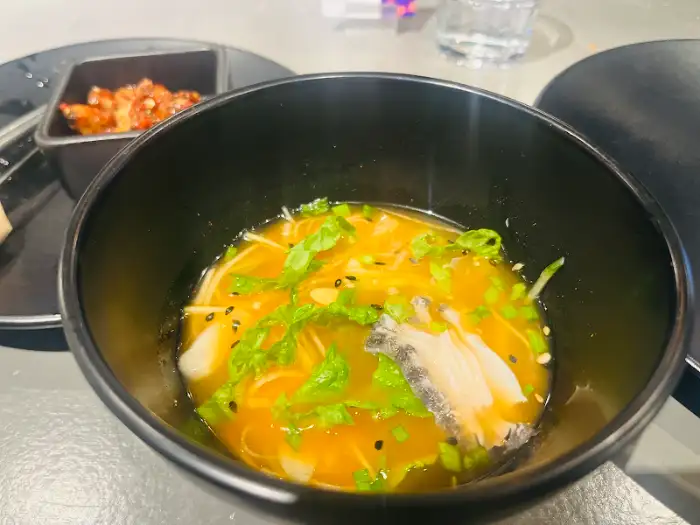 따뜻한 국물의 해산물 요리