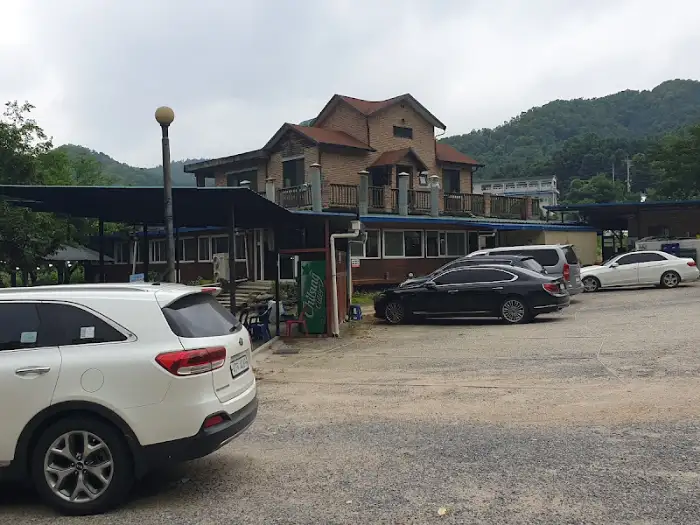 주차장과 식당 건물 전경