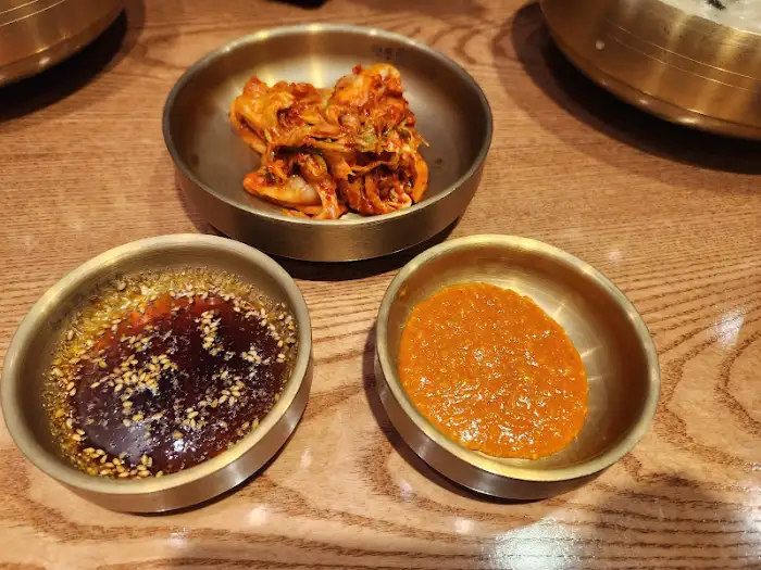 밑반찬으로 제공되는 김치와 소스