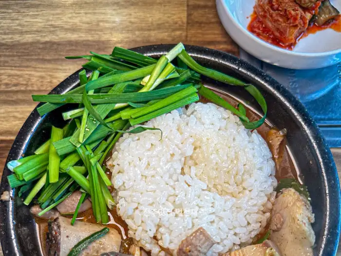 밥 위에 신선한 파가 듬뿍 올라간 모습