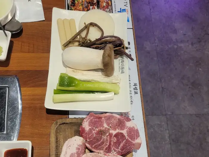 다양한 곁들임 채소와 버섯