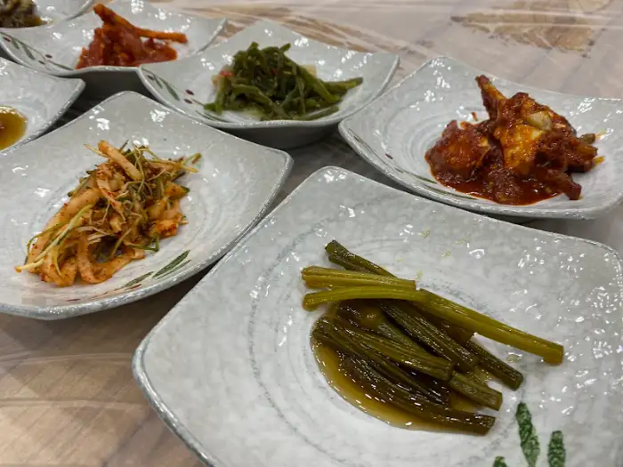 먹음직스러운 밑반찬들 모습