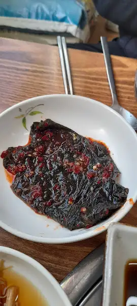 양념게장으로 보이는 매콤한 요리