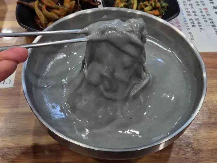 까망콩국수 면발