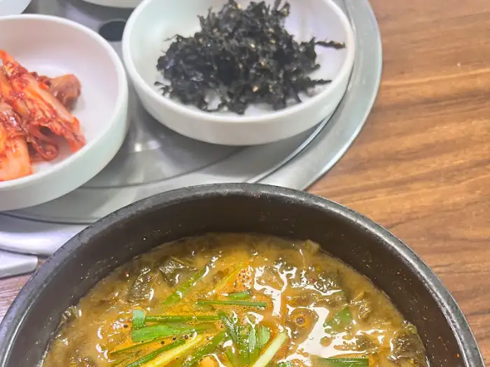 추어탕과 함께 나온 밑반찬들: 김치, 해초무침, 볶음김치