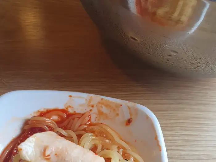 밀면 위 다데기와 고명