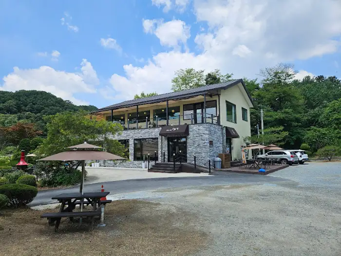 카페와 식당 전경