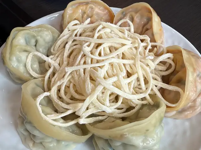 접시에 담긴 칼국수 면과 만두