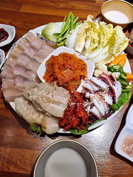 고기와 해산물, 그리고 각종 채소가 조화롭게 담긴 요리