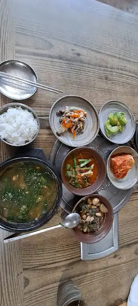 다양한 반찬과 밥