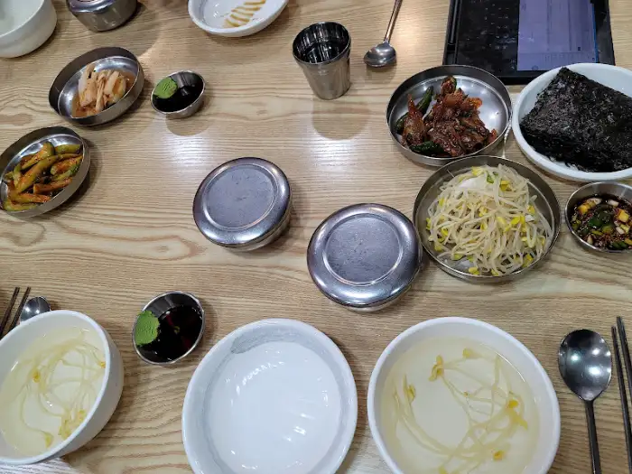 테이블 위 전체적인 음식 모습