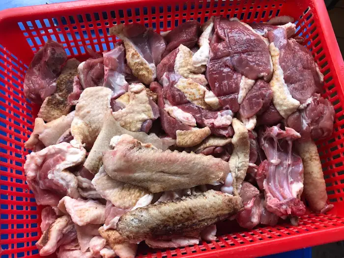 바구니에 담긴 신선한 오리고기