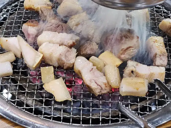 잘 익은 흑돼지 구이