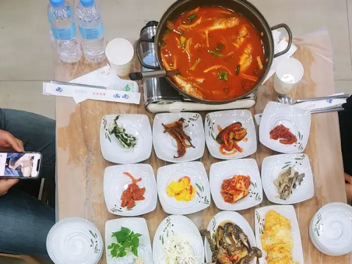 따뜻한 국물이 인상적인 찌개