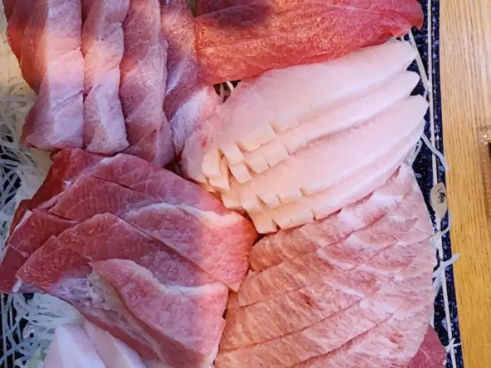 다양한 부위의 두툼한 참치회가 겹겹이 쌓여 있는 모습