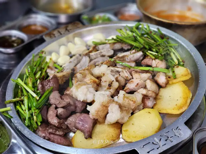 곱창전골 접시 모습