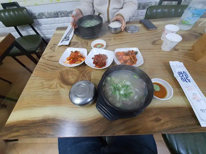 테이블에 차려진 음식