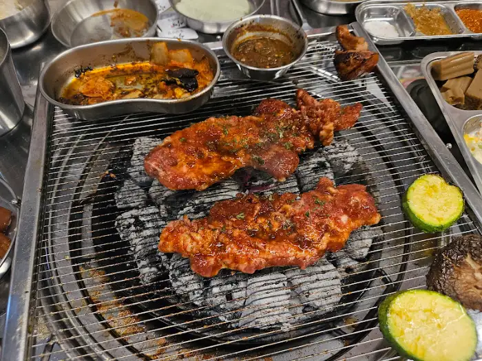 숯불 위에서 익어가는 고기