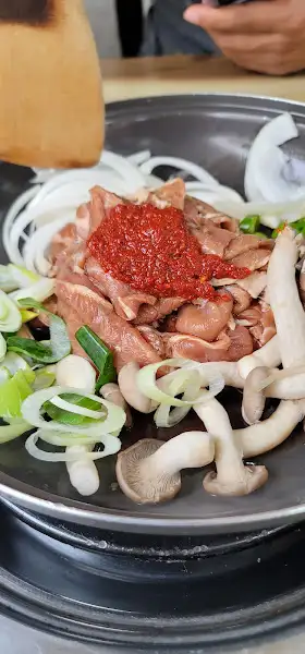 양념, 버섯, 채소가 함께 준비된 불고기 재료