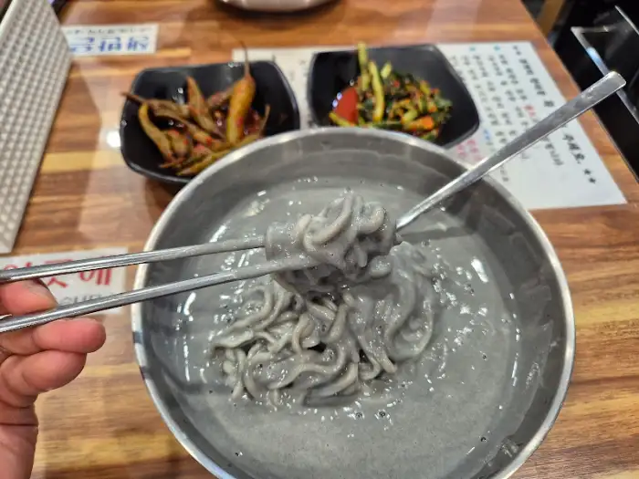 까망콩국수와 반찬