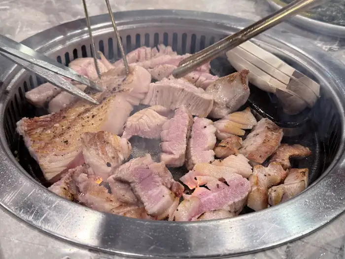 굽고 있는 고기들