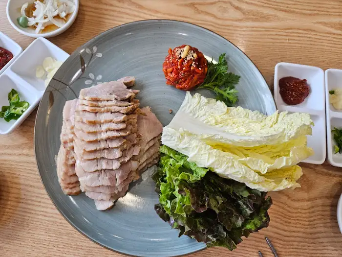 푸짐한 수육 한 접시