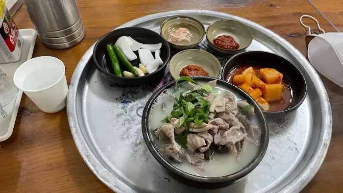 고반식당 거제고현점 국밥과 밑반찬