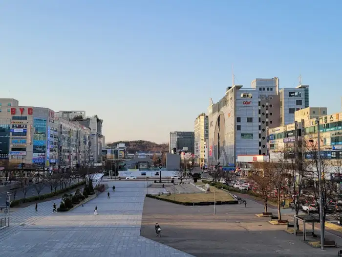 안산문화광장의 건물들과 거리
