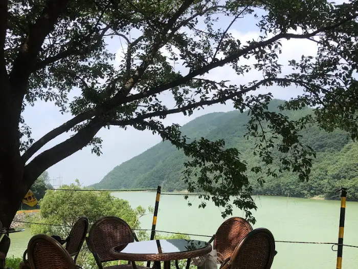 야외석 테이블과 호수 풍경