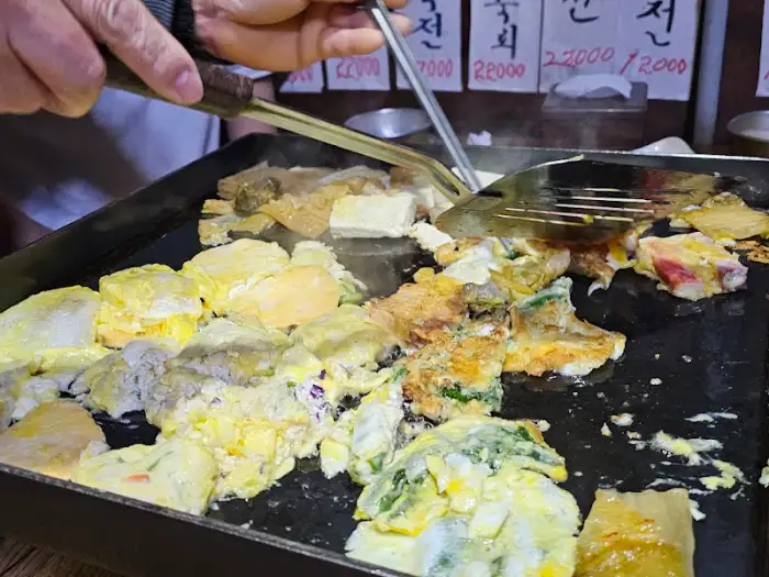 전 부치는 모습