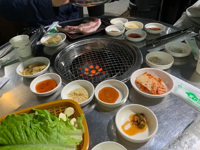 테이블 세팅과 곁들임 찬