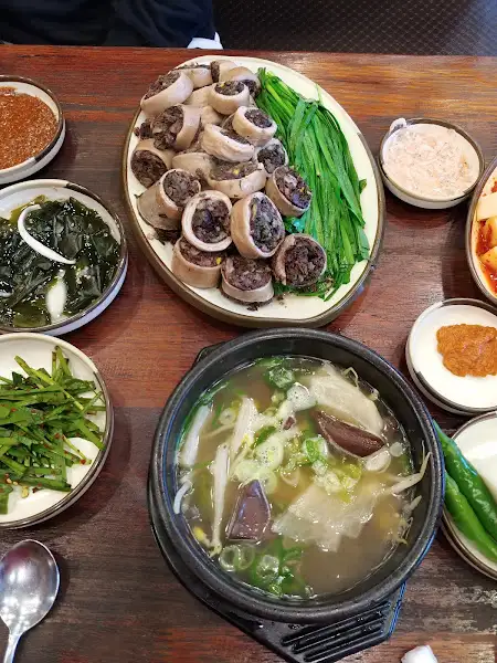 다양한 반찬과 함께 나온 음식