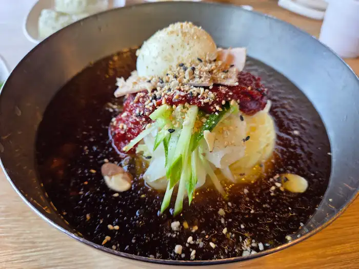 완성된 밀면 한 그릇