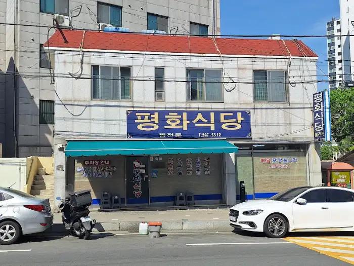 다양한 요리가 놓인 식탁