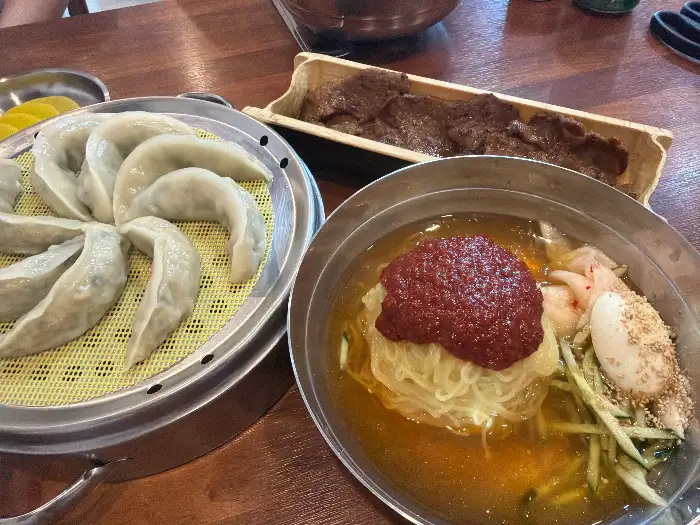 안동밀면과 숯불고기, 만두