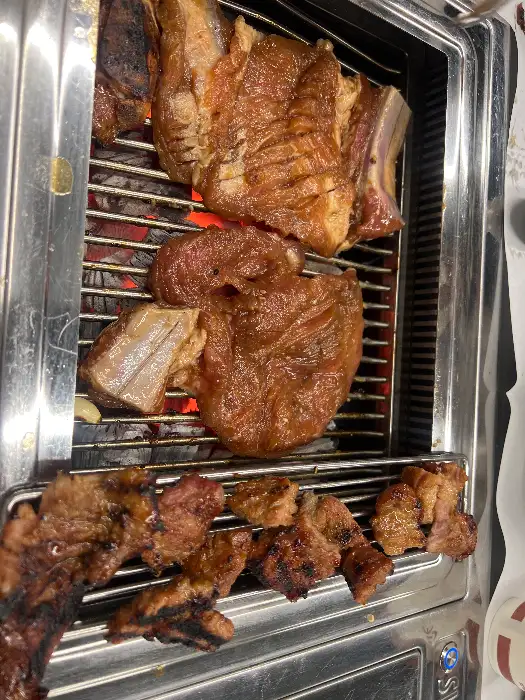 숯불 위에서 익어가는 돼지갈비의 모습