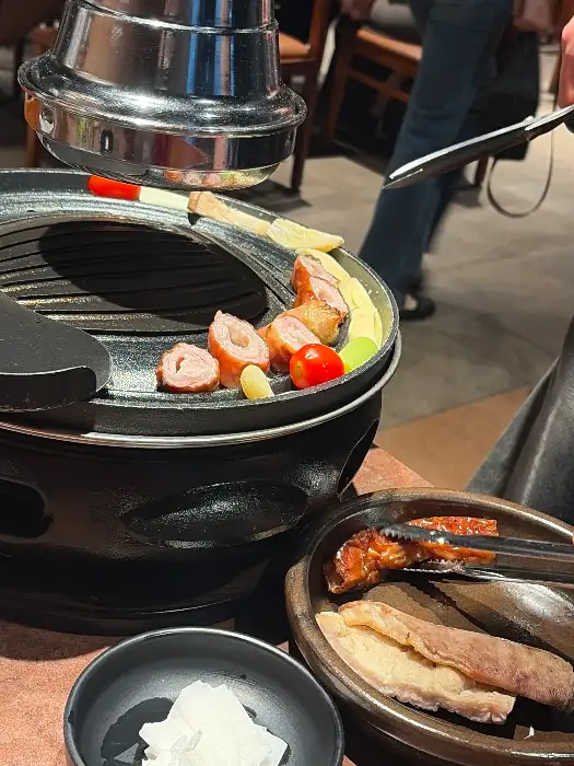 잘 구워진 삼겹살과 곁들임 채소