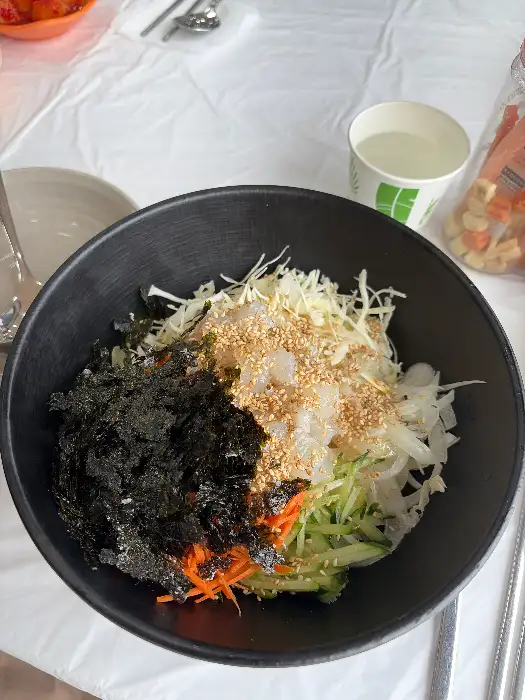 신선한 재료로 만든 회덮밥