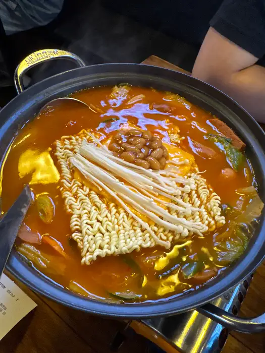 김이 모락모락 나는 콩나물국밥