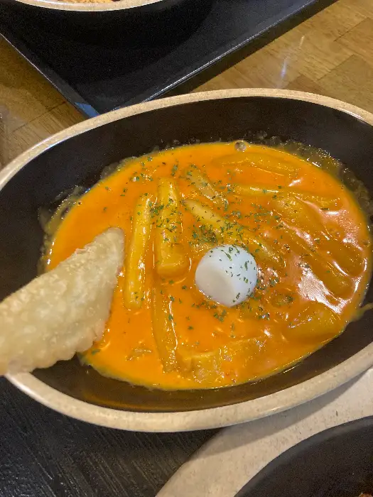 쭉 늘어나는 치즈가 매력적인 치즈돈까스