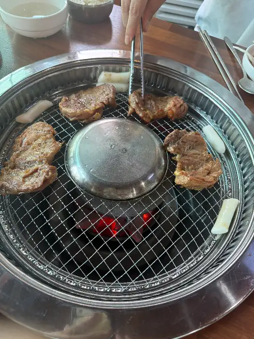 숯불닭갈비가 구워지는 모습