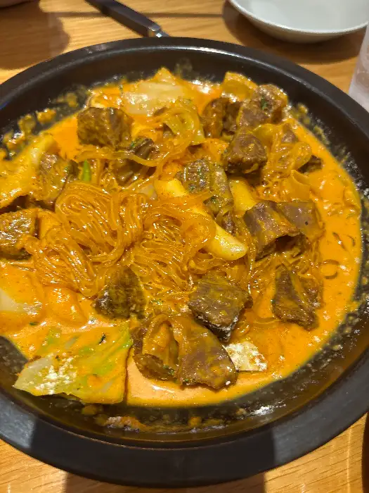 푸짐하게 담긴 갈비찜