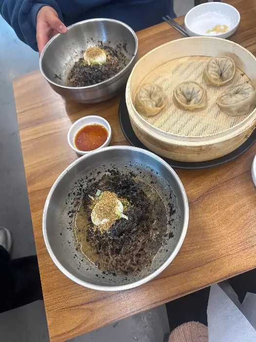 들기름 막국수 면발 클로즈업 모습, 쫄깃한 식감이 느껴진다.