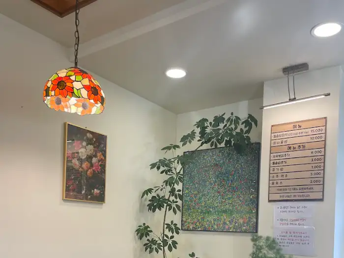 매장 내부 조명과 식물, 메뉴판 모습