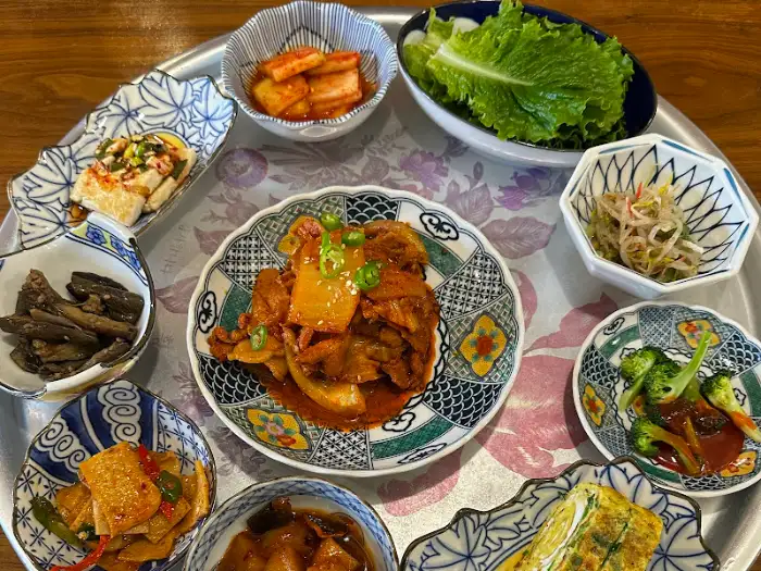 돌솥밥 정식 전체 상차림 모습